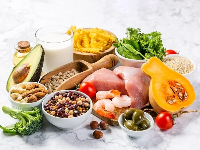 Svěží ingredience středomořské diety: ryby, zelenina, ořechy a olivový olej.