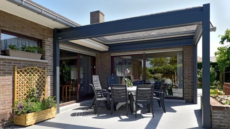 Moderní modrá pergola s venkovním jídelním setem u domu.