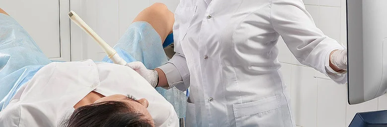Lékař provádí biopsii pod ultrazvukem u pacienta na lůžku.