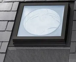 Světlodifuzní střešní okno s rozptylovým panelem pro rovnoměrné osvětlení.