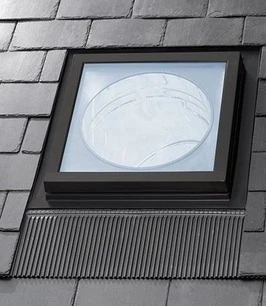 Světlodifuzní střešní okno s rozptylovým panelem pro rovnoměrné osvětlení.