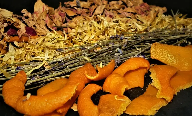 Sucht suché květiny, levandule a pomerančová kůra pro domácí potpourri.