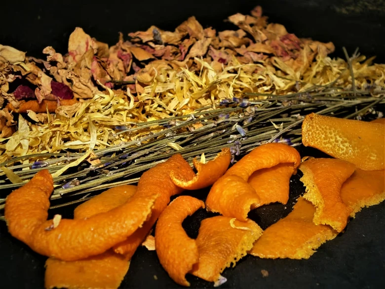 Sucht suché květiny, levandule a pomerančová kůra pro domácí potpourri.