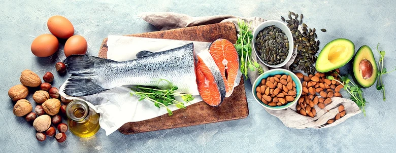 Losos s vaječky, ořechy a avokádo - zdroje omega-3 mastných kyselin.