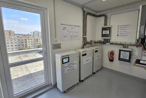 Fotografie interiéru s fotovoltaickými měniči pro optimalizaci výkonu elektrárny.