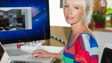 Žena pracuje na počítači s návrhem interiéru pro rodinný dům.