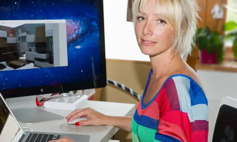 Žena pracuje na počítači s návrhem interiéru pro rodinný dům.