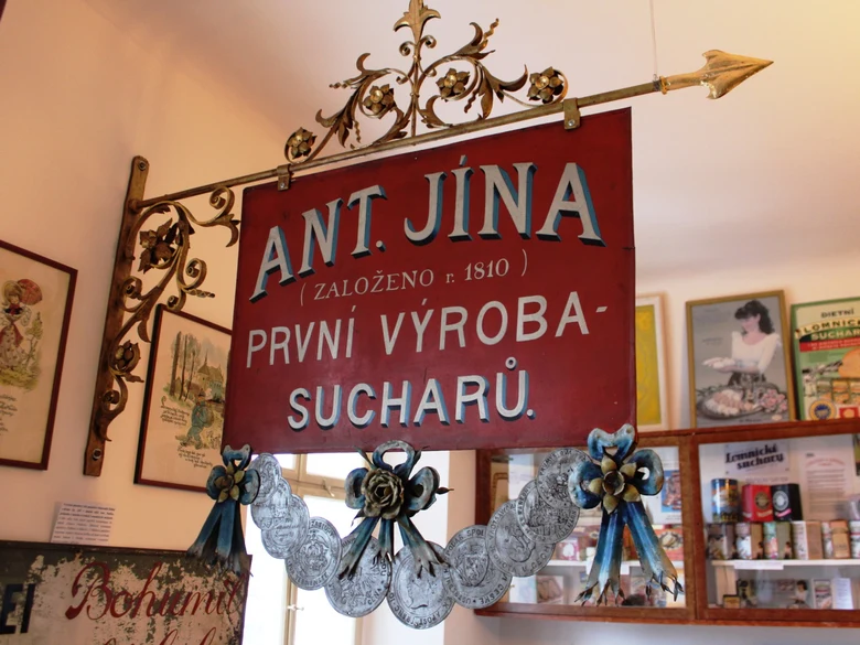 Historický nápis Ant. Jina s výroba sucharů od roku 1810.