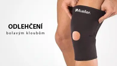 Černá ortéza na koleno značky Mueller pro podporu kloubů.