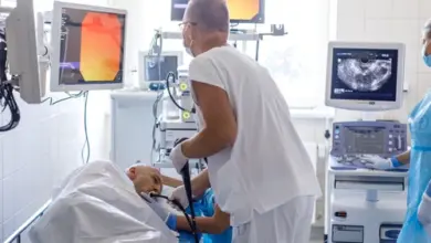 Lékaři provádějí ultrazvukové vyšetření pacienta v nemocničním prostředí.
