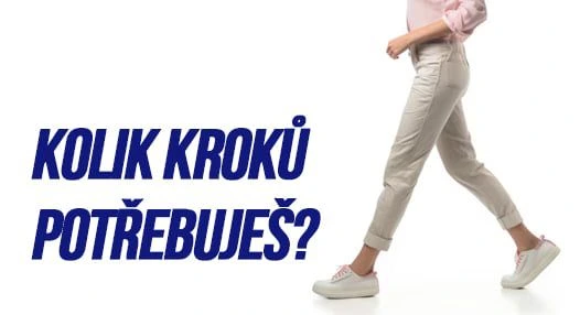Osoba chodící v kalhotách s bílými botami na čistém pozadí.