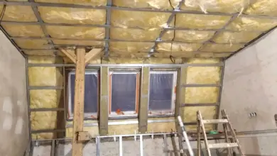 Stavba podkroví s izolací a kovovým rámem v průběhu rekonstrukce.