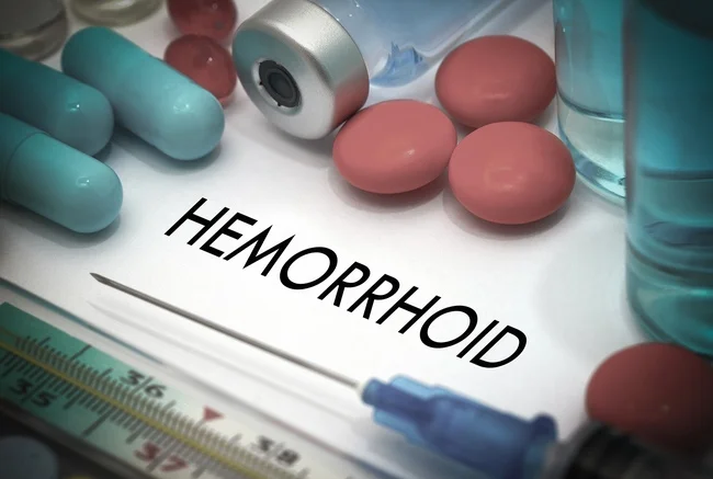 Mediciny s nápisem hemoroid pro článek o vnějších hemoroidech.