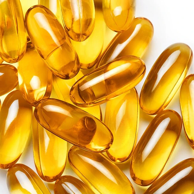 Skupina průsvitných žlutých kapslí s omega-3 mastnými kyselinami.