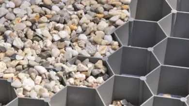 Šedé plastové buňky s kameny pro kneippův chodník.